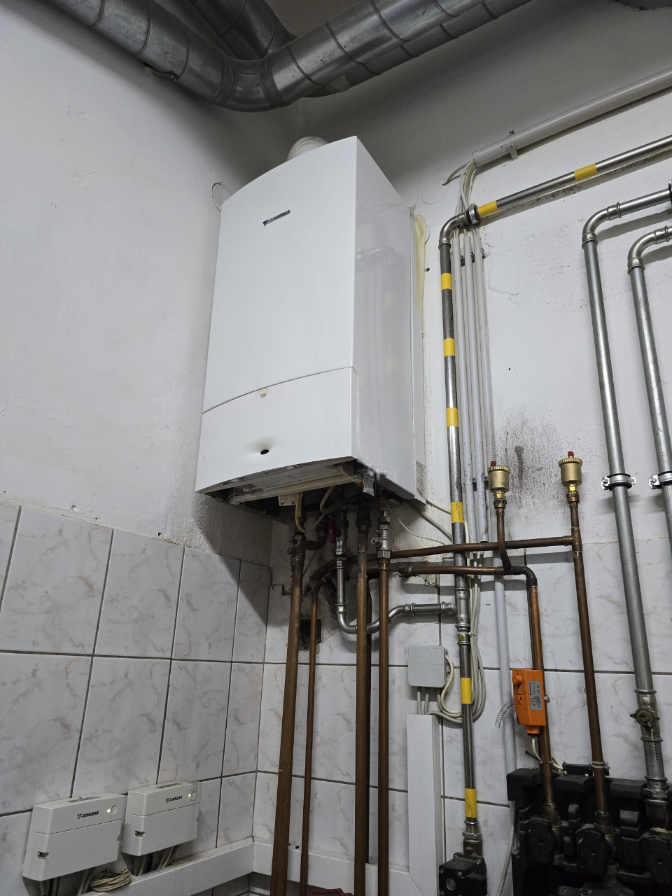 Professionelle Heizungsinstallation durch Fachmann