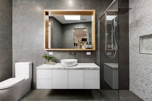 Modern saniertes Badezimmer